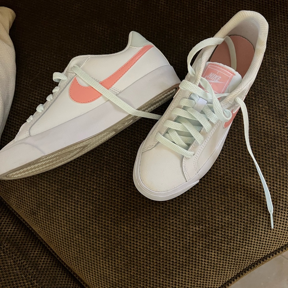 Women’s Nike - Size 6